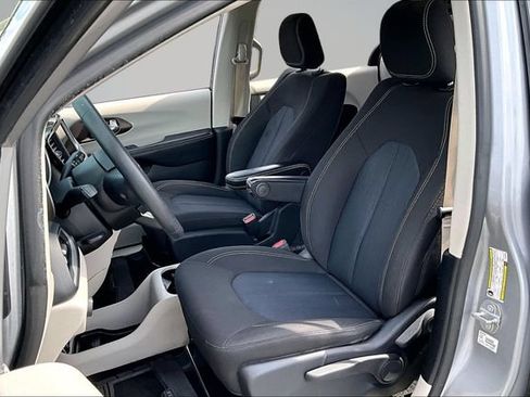 Used 2020 Chrysler Voyager L FWD image 19