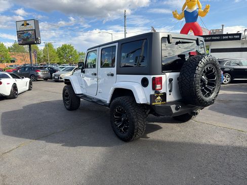 Used 2017 Jeep Wrangler Unlimited Sahara w/ Dual Top Group AWD/4WD image 4