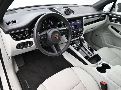 Certified 2025 Porsche Macan AWD/4WD image 4