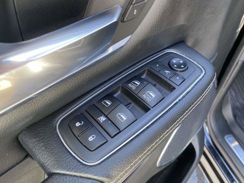 Used 2019 RAM 1500 Laramie AWD/4WD image 18
