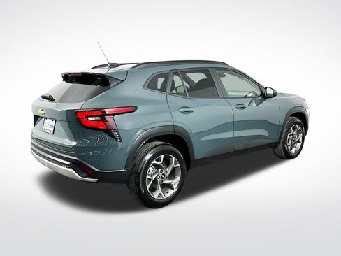 Used 2025 Chevrolet Trax LT w/ LT Convenience Package image 8