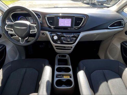 Used 2022 Chrysler Voyager LX image 16