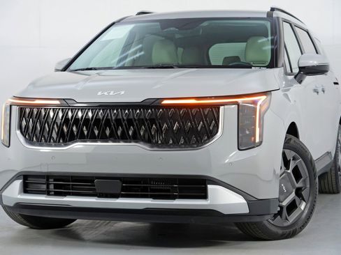 Used 2025 Kia Carnival EX image 3