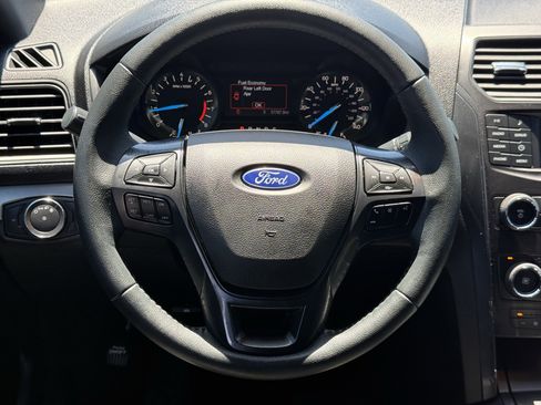 Used 2018 Ford Explorer XLT image 15