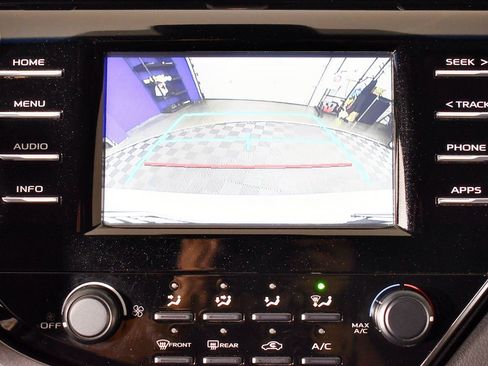 Used 2018 Toyota Camry LE image 36