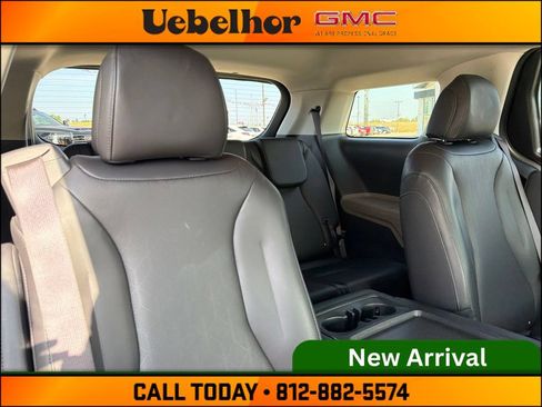 Used 2025 Kia Carnival FWD image 3