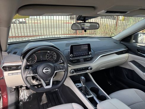 Used 2025 Nissan Altima 2.5 SV FWD image 34