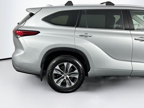 Used 2022 Toyota Highlander XLE AWD/4WD image 41