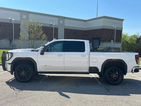 Used 2024 GMC Sierra 2500 AT4 image 2