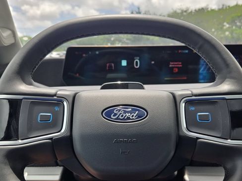 Used 2025 Ford Expedition Active AWD/4WD image 25