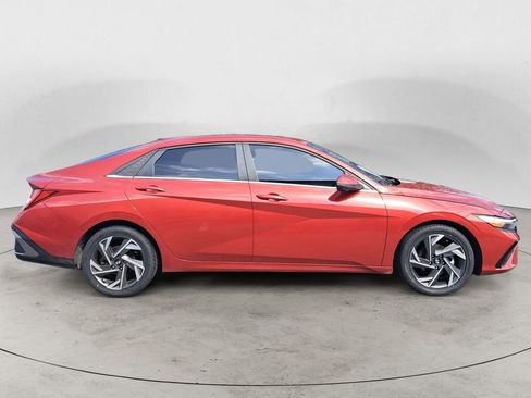 Used 2024 Hyundai Elantra Limited image 2