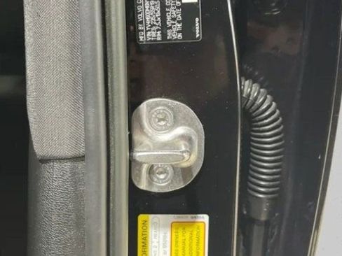 Used 2022 Volvo XC60 T8 R-Design w/ Advanced Package image 23