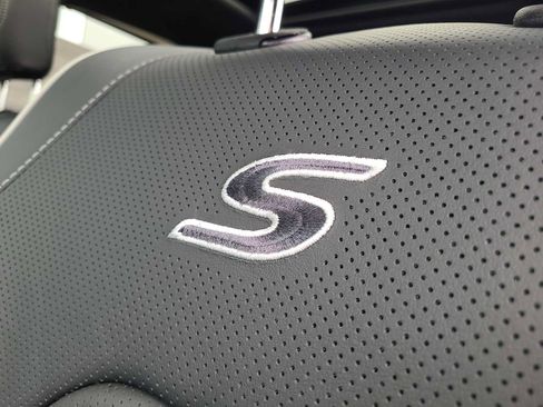 New 2023 Chrysler Pacifica Limited w/ Uconnect Theater Family Group image 9