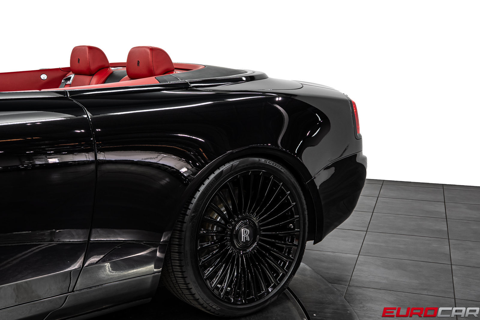 Used 2018 Rolls-Royce Dawn RWD image 18