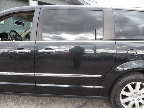 Used 2015 Chrysler Town & Country Touring w/ Driver Convenience Group image 41