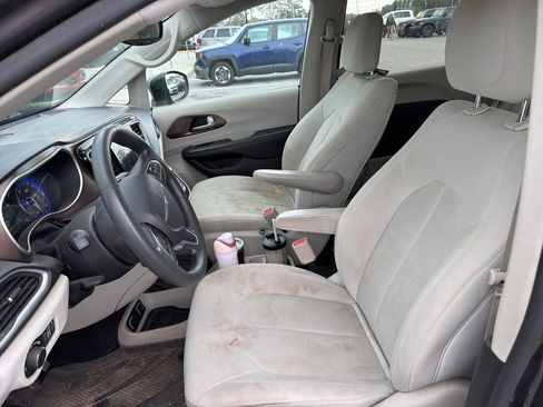 Used 2017 Chrysler Pacifica Touring w/ Tire & Wheel Group image 2