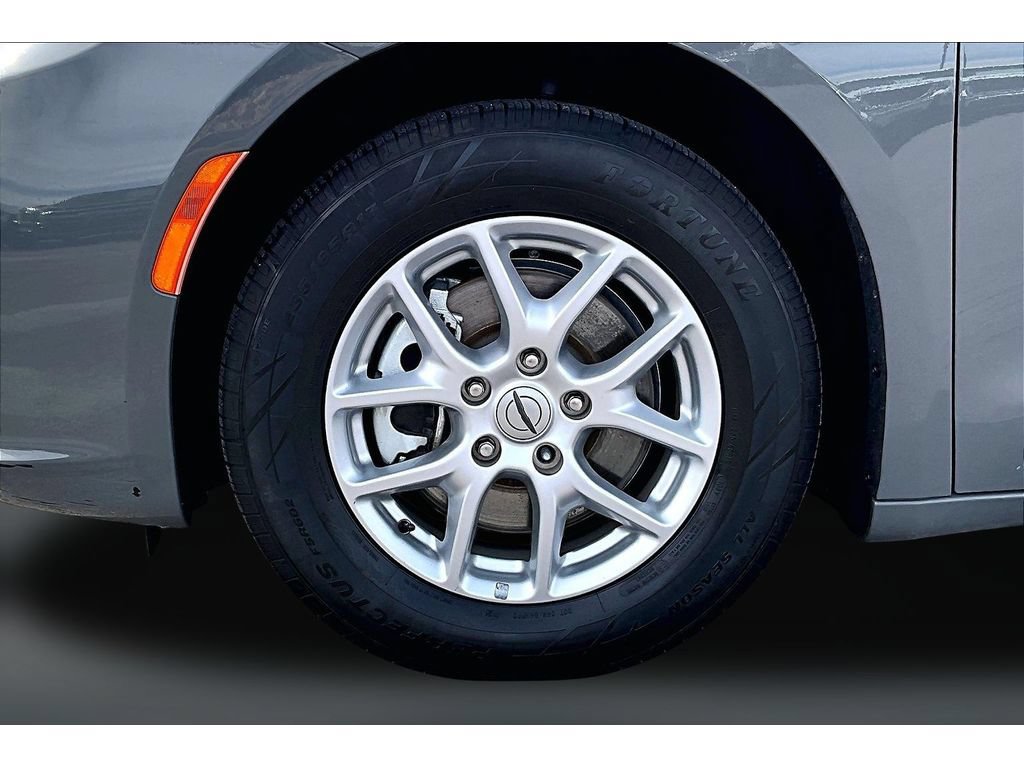 Used 2022 Chrysler Pacifica Touring-L FWD image 35