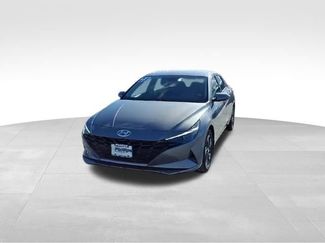 Used 2023 Hyundai Elantra SEL video 3