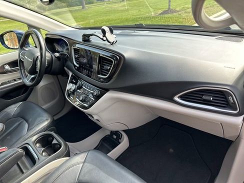 Used 2019 Chrysler Pacifica Touring-L w/ Advanced Safetytec Group image 27