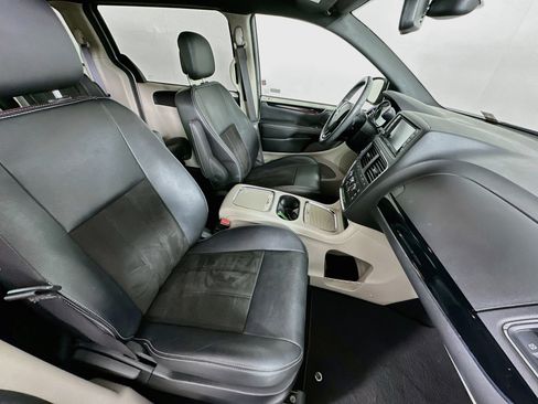 Used 2019 Dodge Grand Caravan SXT FWD image 31