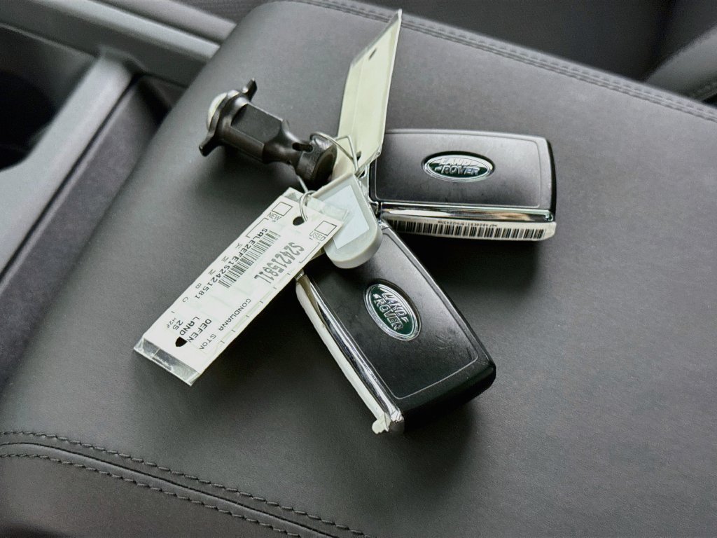 Used 2025 Land Rover Defender 110 X-Dynamic SE AWD/4WD image 17