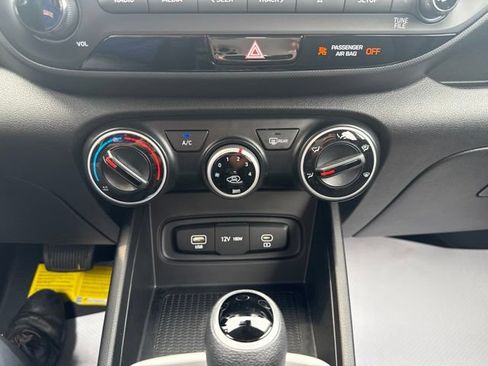 Used 2025 Hyundai Venue SE FWD image 18