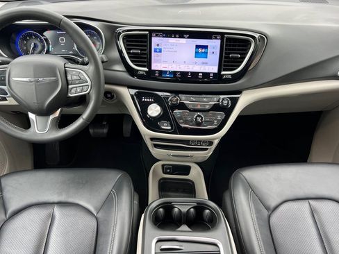 Used 2024 Chrysler Pacifica Touring-L FWD image 20