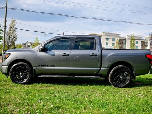 Used 2019 Nissan Titan SV w/ SV Convenience Package image 8