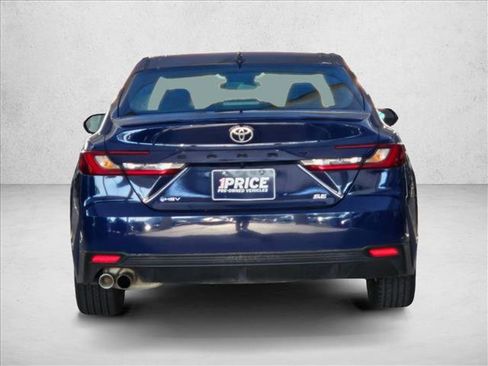 Used 2025 Toyota Camry SE image 6