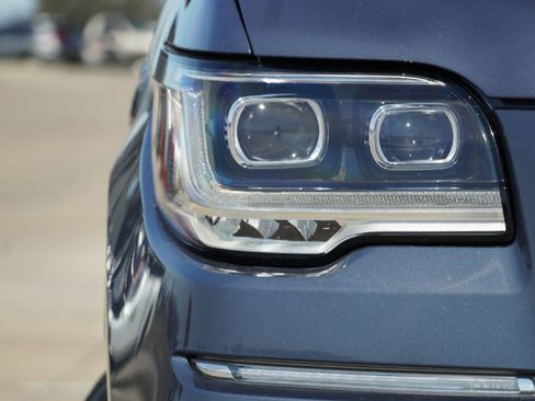 Used 2023 Lincoln Navigator Reserve image 2