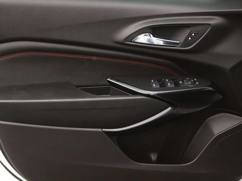 Used 2025 Chevrolet Trax RS w/ Sunroof Package FWD image 11