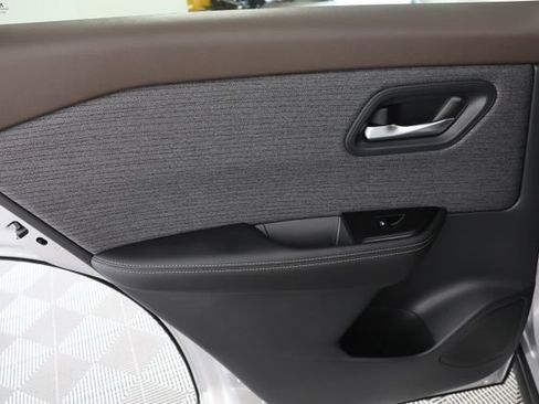 Used 2022 Nissan Rogue SV AWD/4WD image 25
