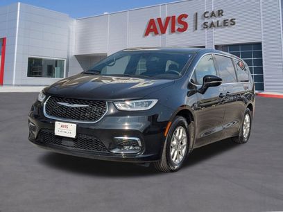 Used 2025 Chrysler Pacifica Select