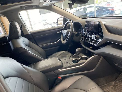 Used 2023 Toyota Highlander XLE AWD/4WD image 11
