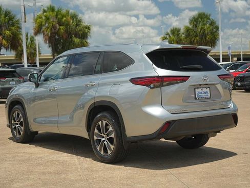 Used 2021 Toyota Highlander XLE AWD/4WD image 4
