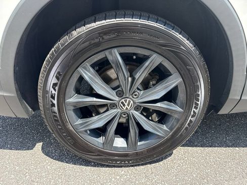 Certified 2022 Volkswagen Tiguan SE w/ Panoramic Sunroof Package FWD image 9