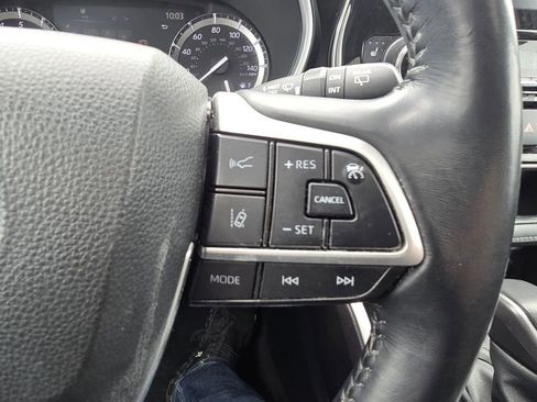 Used 2022 Toyota Highlander XLE AWD/4WD image 21
