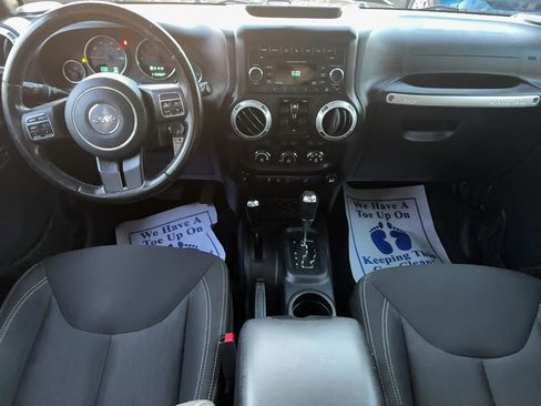 Used 2016 Jeep Wrangler Unlimited Rubicon w/ Connectivity Group image 11