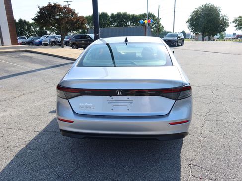 Certified 2025 Honda Accord SE image 5
