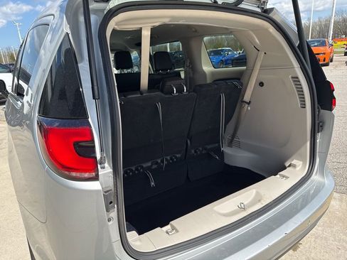 Used 2024 Chrysler Pacifica Touring-L FWD image 16