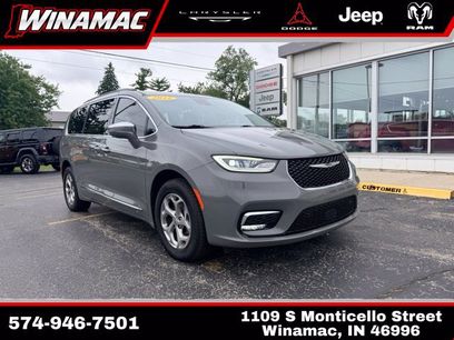 Used 2022 Chrysler Pacifica Limited w/ Uconnect Theater Family Group