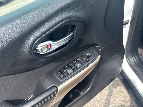 Used 2018 Jeep Cherokee Latitude w/ Altitude Package FWD image 14