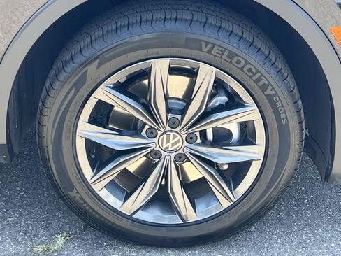 Certified 2022 Volkswagen Tiguan SE FWD image 28