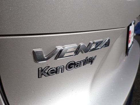 Certified 2023 Toyota Venza XLE image 7