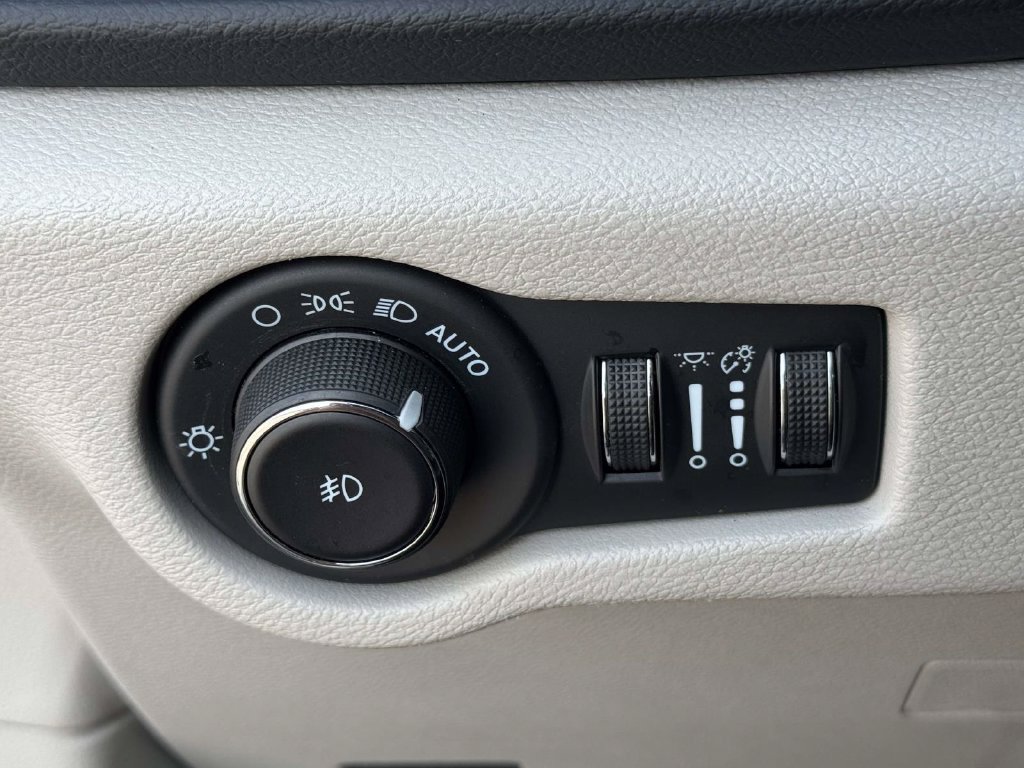 Used 2024 Chrysler Pacifica Touring-L FWD image 30