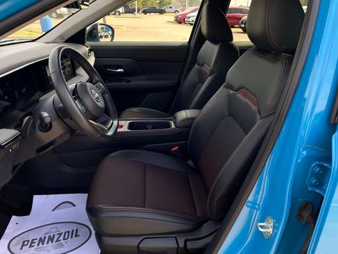 Used 2025 Nissan Kicks SR w/ Interior Electronics Package image 11