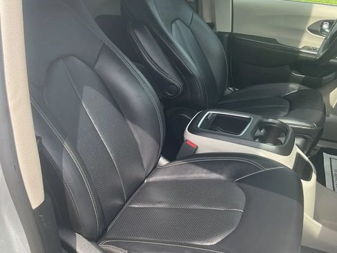 Used 2024 Chrysler Pacifica Touring-L FWD image 30