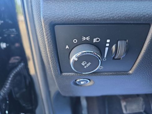 Used 2018 Jeep Grand Cherokee Laredo image 25