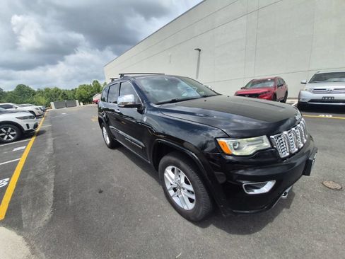 Used 2017 Jeep Grand Cherokee Overland w/ Jeep Active Safety Group AWD/4WD image 4