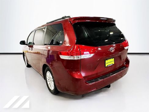 Used 2014 Toyota Sienna XLE w/ Entertainment Package image 7